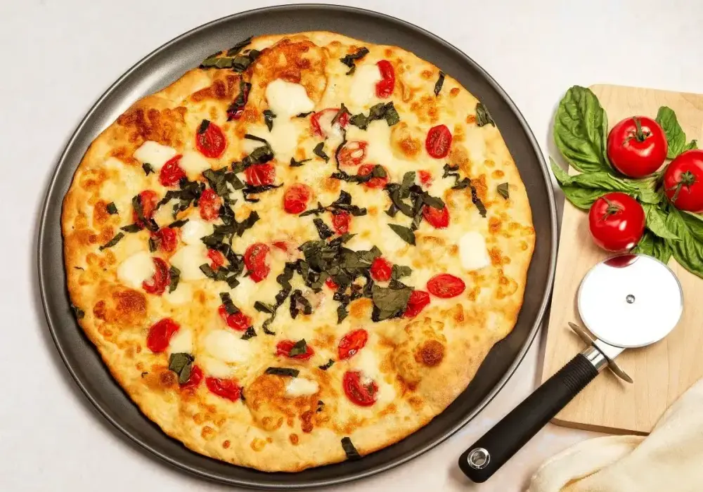 Pizza z serka wiejskiego - stabilny spód, idealny obiad!