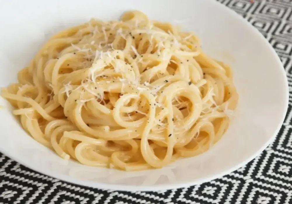 Carbonara ze śmietaną - jak zrobić idealny sos bez jajecznicy?
