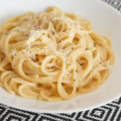 Pyszna carbonara z parmezanem i pieprzem. Jaki ser do carbonary? Tylko najlepszy!