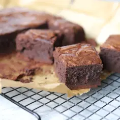 Pyszne, klasyczne brownie przepis. Czekoladowe kwadraty na kratce, gotowe do degustacji.