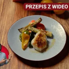 Pyszne dania z airfryer: pieczony kurczak z warzywami, papryką i cukinią. Idealne na szybki obiad.