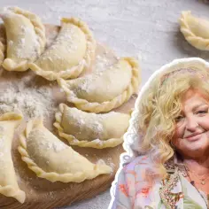 Pierogi na desce, a obok Magda Gessler. Idealny przepis na ciasto na pierogi od Magdy Gessler.