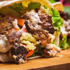 Pyszny kebab w cieście przepis, który zaskoczy Twoich gości