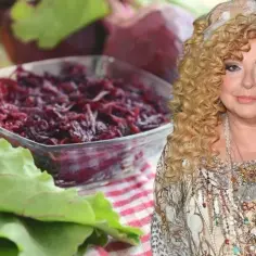 Buraczki zasmażane Magdy Gessler, gotowe do podania. Obok świeże buraki i olej.