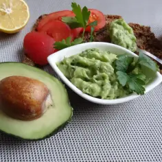 Świeże awokado, pomidory i cytryna do przygotowania pysznego guacamole. Idealny przepis na zdrową przekąskę.