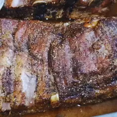 Mięciutkie żeberka pieczone w sosie, idealne na rodzinny obiad. Ten przepis to gwarancja sukcesu!