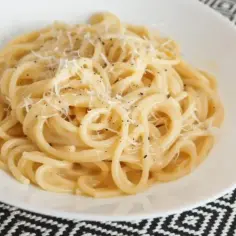 Spaghetti carbonara - przepis oryginalny ze śmietaną. Kremowy sos, ser i pieprz na idealnie ugotowanym makaronie.
