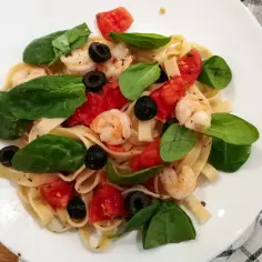 Makaron z krewetkami, pomidorami i szpinakiem. Idealny na lekki posiłek, wpisujący się w dietę wątrobową.