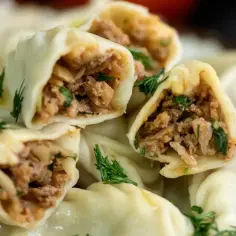 Pierogi ruskie z serem i ziemniakami, doprawione ziołami, wyglądają apetycznie.