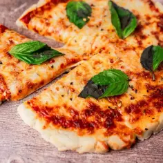 Pyszna pizza z air fryera, z ciągnącym się serem i świeżą bazylią, gotowa do podania.
