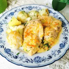 Filet z indyka w sosie własnym z marchewką i koperkiem, podany z ziemniakami i kalafiorem. Ania gotuje pysznie!