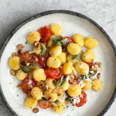 Pyszne gnocchi z pomidorkami, szałwią i orzechami. Idealny gnocchi przepis z czym podawać na obiad.
