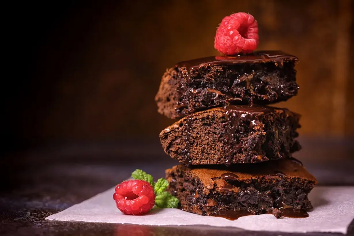 Klasyczne brownie przepis: wilgotne, czekoladowe ciasto z malinami i polewą. Idealne na deser.