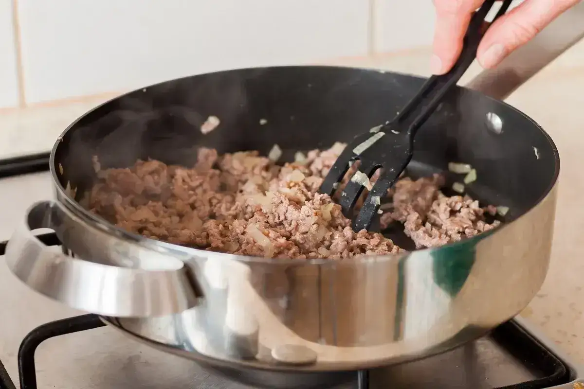Mielone mięso z cebulką smaży się na patelni, tworząc aromatyczny soboro.