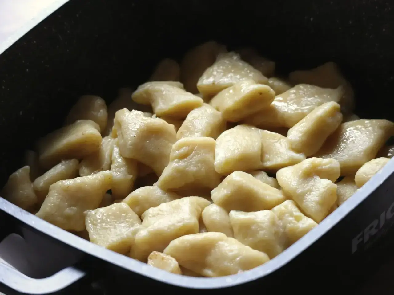 Gotowe kopytka, pachnące jak u babci. To ciasto na kopytka przepis babci, które zawsze smakuje wybornie.
