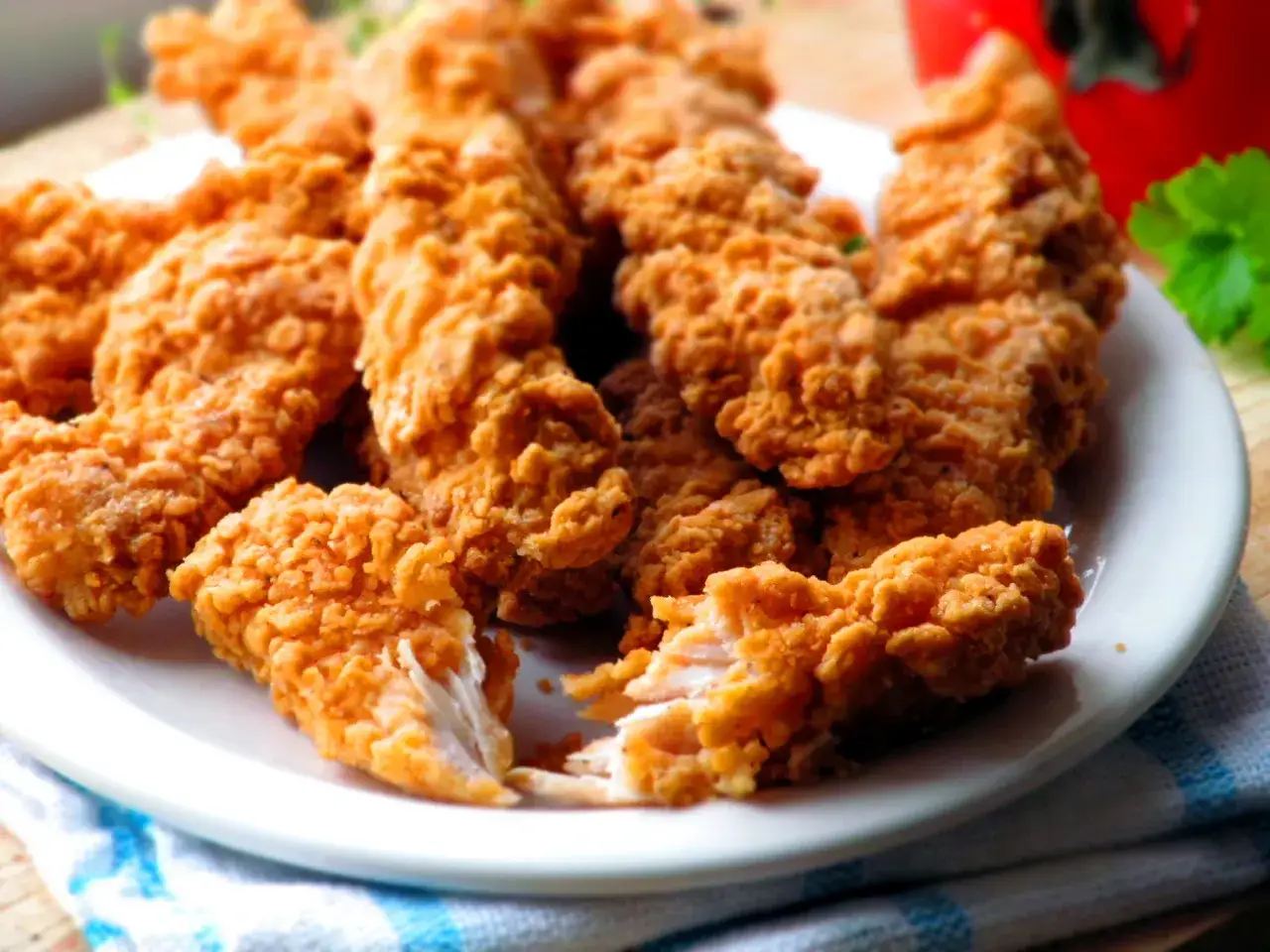 Chrupiące kawałki kurczaka w panierce, jak z oryginalnego przepisu KFC. Idealne na przekąskę.