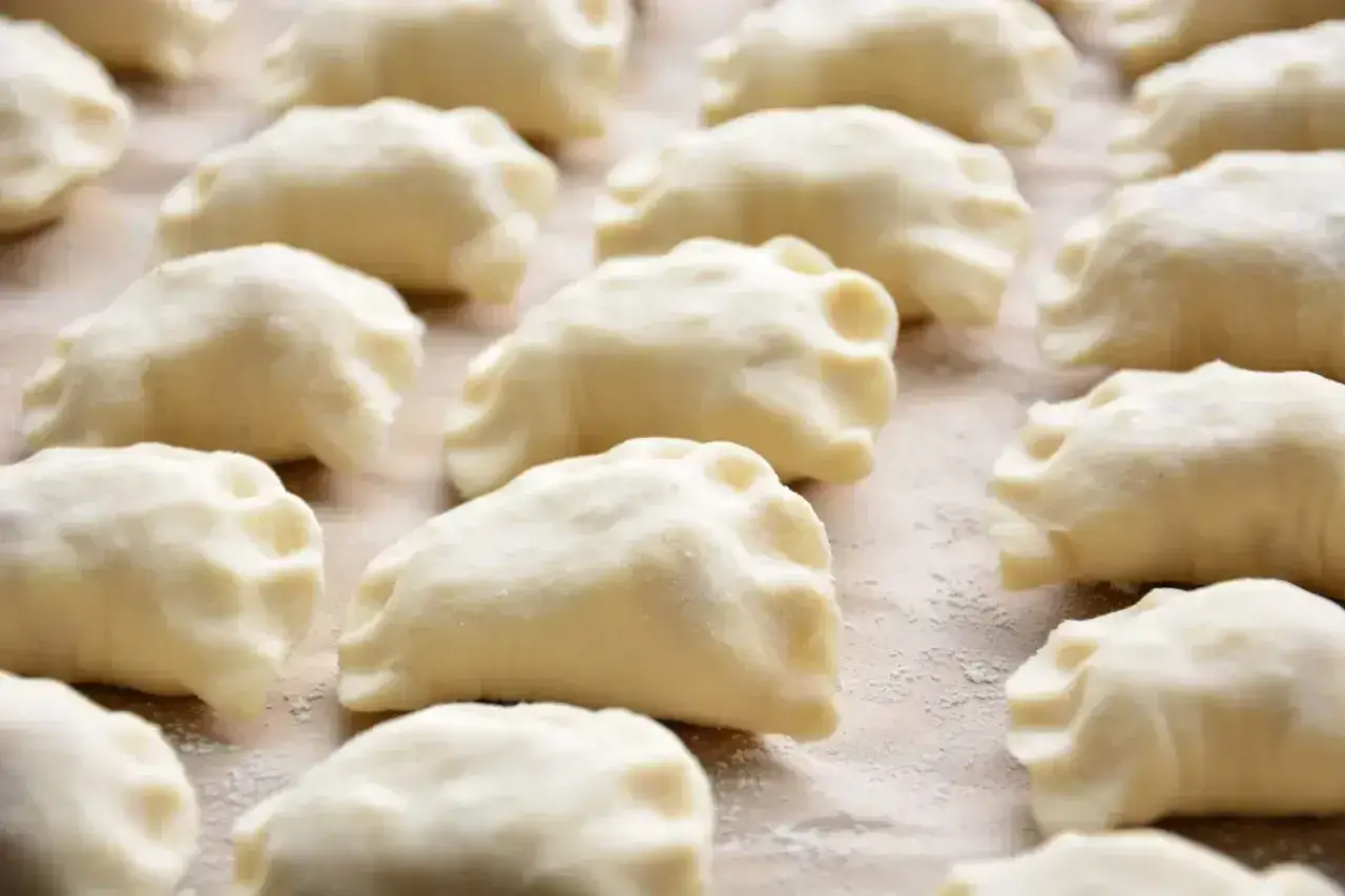 Gotowe do gotowania pierogi, jak z przepisu na ciasto na pierogi Magdy Gessler. Idealne na rodzinny obiad.