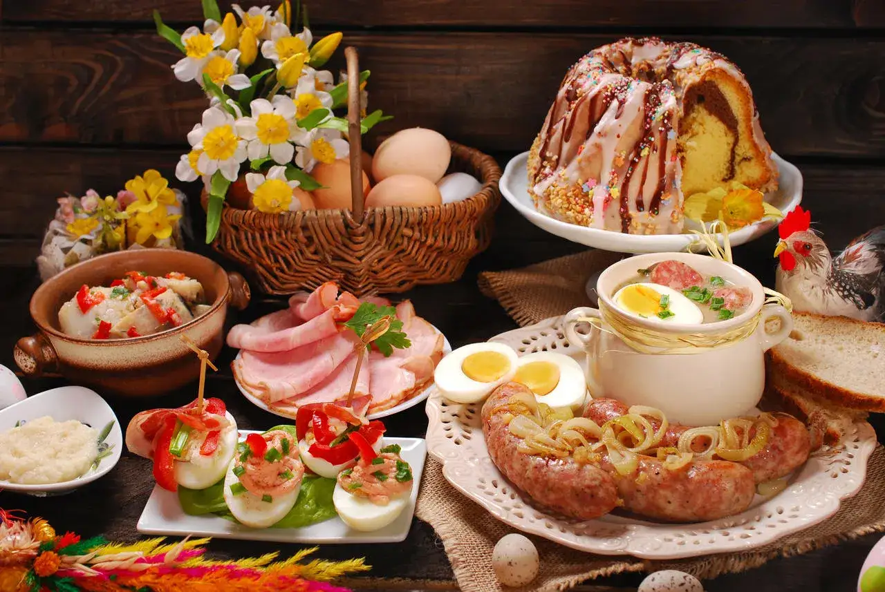 Wielkanocne dania na gorąco: biała kiełbasa z cebulką, żurek z jajkiem, jajka faszerowane, wędliny i babka.